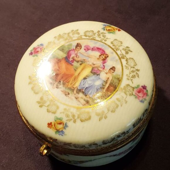 BEAUTIFUL Antique Powder Compact Pendant,Engraved Leaves  Antique Compact for face powder or jewelry